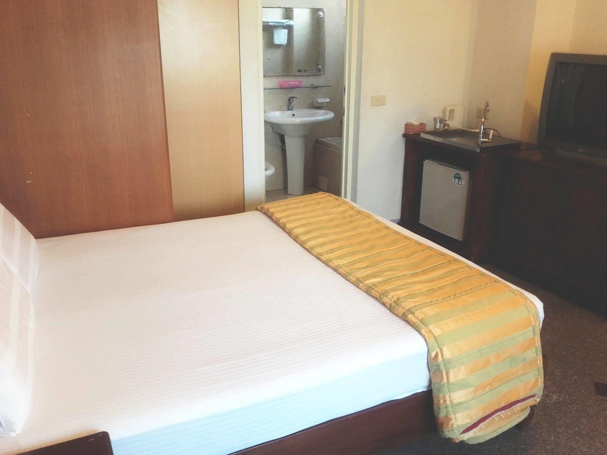 Jing Ai Hotel Luodong Esterno foto